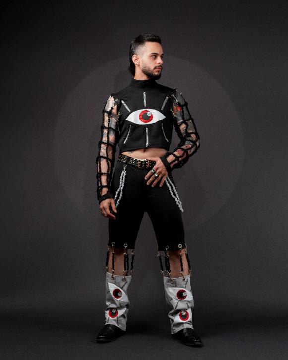 Homem com as mãos na cintura

O conteúdo gerado por IA pode estar incorreto.