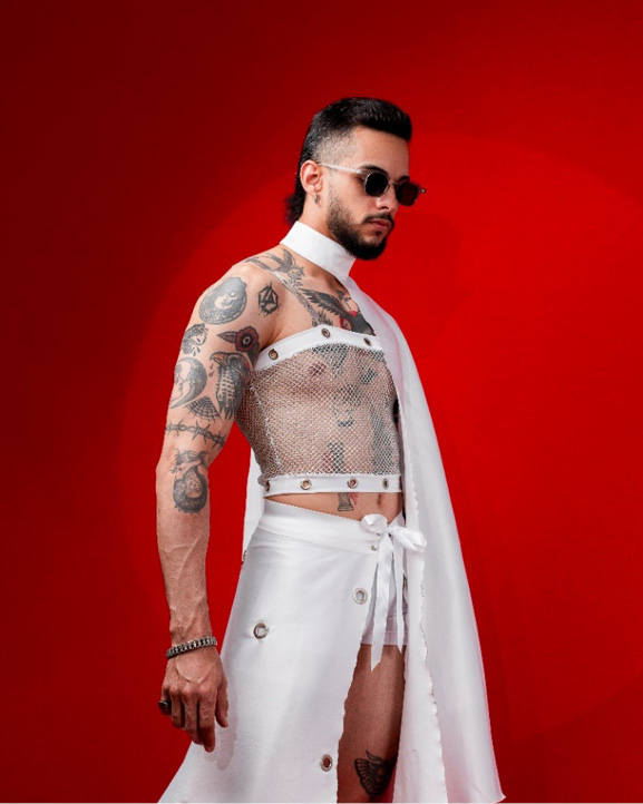 Homem de uniforme branco e vermelho

O conteúdo gerado por IA pode estar incorreto.