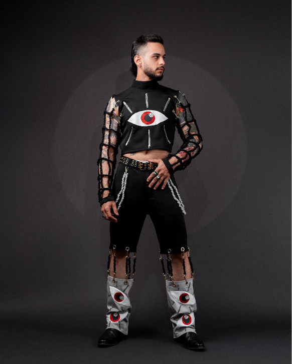 Homem com as mãos na cintura

O conteúdo gerado por IA pode estar incorreto.