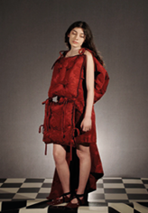 Mulher com vestido preto
Descrição gerada automaticamente