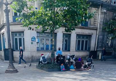 Pessoas andando na calçada

Descrição gerada automaticamente